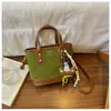 Bolso de Cubo Retro de Nicho para Mano para Mujer Otoño/Invierno 2025 Nuevo Bolso Cruzado con Bordado de Hilo Acolchado de Diamantes Bolso de Hombro Único para el Trabajo y el Trayecto