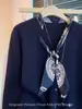 Suéter de punto popular estilo vintage con cuello de corbata azul marino de Guangzhou Thirteen Rows, un top sofisticado para mujer, colección Otoño 2026