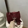 Bolsa Quadrada Pequena de Mão com Franja Personalizada no Atacado Bolsa Feminina 2025 Inverno Nova Bolsa de Ombro Quadrada Pinça Retro Bolsa Transversal para o Dia a Dia
