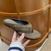 Nuevas Chanclas Retro de Cuero Mate con Pedrería de Suela Gruesa para Mujer 2026, Sandalias Planas de Playa para Uso en Exteriores