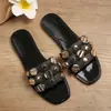 Sandálias de Verão Versáteis Sapatos de Praia de Fundo Plano Fazem os Pés Parecerem Magros Casuais para Usar ao Ar Livre Moda de Comércio Exterior Transfronteiriço Decoração com Fivela Chinelos