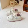 Zapatillas para niñas, nueva colección primavera/otoño 2026, suela blanda, zapatos atléticos ligeros, zapatos casuales, zapatos atléticos de moda para niños