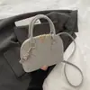 Bolso de Mano de Moda Tendencia Nicho para Mujer 2026 Modelo Nuevo Texturizado Versátil Forma de Concha Elegante para Viaje Bolso Cruzado