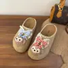 Sandálias Meias Baotou Fofas para Mulheres Usarem Fora 2025 Outono Novo Casuais de Uma Tira Sandálias Birkenstock de Cortiça com Solado Grosso