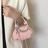 Bolsa de ombro feminina nova para primavera e verão 2023, estilo rede, envelope vermelho, rebites de locomotiva em PU, moda, versátil, para usar a tiracolo, atacado, corrente