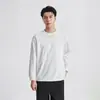 Además, la camiseta de manga larga de otoño 2026 para hombre presenta una textura de rayas verticales, un estilo simple y maduro, y está hecha de algodón.
