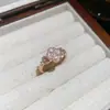 Anel Aberto de Cruz com Zircônia Banhado a Ouro 14K Real com Design Único, Anel de Dedo Indicador de Nicho, Sensação de Luxo Leve e Alto Padrão, Joia Feminina