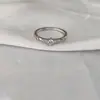 Anel Metálico com Textura Vintage, Fresco e Fashion, Padrão 3D, Cravejado com Diamantes e Design de Gotejamento de Óleo para Mulheres, Luxo Leve