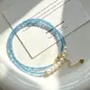 O dono da loja recomenda muito um colar de pérolas de água doce naturais de alta qualidade e cristais coloridos artificiais para o verão.