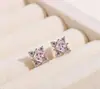 Aretes de tornillo de cabeza plana con forma de estrella de cuatro puntas súper brillantes, exquisitos y modernos, con un diseño único y detalles de diamantes cortados en cuadrado