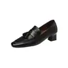 Mocasines de borlas estilo británico en piel de oveja, colección otoño 2026, tacón medio grueso, puntera cuadrada pequeña, piel genuina, zapatos de mujer de corte bajo