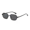 Gafas de Sol Sencillas con Montura Cuadrada Pequeña Estilo Nuevo 2026 para Hombres, Gafas de Sol de Moda con Montura Metálica Estrecha Estilo Europeo y Americano de Alta Gama para Mujeres