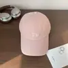 Boné de Baseball Oversized com Bordado Minimalista e Tecido Macio para Homens e Mulheres, Versátil, Afina o Rosto, Proteção Solar, Chapéu de Algodão Respirável, Novo