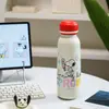 Botella de agua térmica Snoopy de acero inoxidable 316, diseñada para niñas, con un aspecto elegante, perfecta para que los estudiantes la usen en la escuela, cuenta con un asa para transportarla fácilmente y una tapa de tipo pop-up