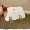 Versão coreana estilo TikTok de brincos de pérola populares para mulheres, luxo leve com sensação de alta qualidade, brincos versáteis de nicho, acessórios de orelha elegantes e modernos