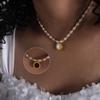 Collar con Colgante Redondo de Perla Geométrica Francesa de Agua Dulce con Concha Acrílica Blanca y Negra y Números Romanos