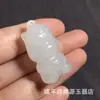 Colgante de Jade Tianshan de Xinjiang: Lindo Dibujo de Signo Zodiacal con Incrustación de Jade Verde, Colgante de Animal Zodiacal de Jade