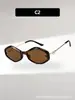 Nuevas gafas de sol metálicas con diseño trenzado en las patillas, de forma poligonal irregular, con un estilo chic y protección UV.