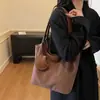 Bolsa Grande de Camurça e Pelúcia Estilo Retrô Outono Inverno Feminina 2025 Nova Tendência Elegante Bolsa Tote de Alta Qualidade Bolsa de Ombro Único para o Dia a Dia