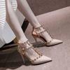 Sandalias de Tacón de Aguja Baotou de Moda Estilo Hada Remache Primavera 2024 Nuevas Más Fáciles de Combinar Punta Fina Talla Grande Tacones Altos