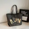 Bolsa de Ombro/Axila Grande com Estampa de Letras, Elegante e Moderna, para Mulheres, Novo Modelo 2026, Bolsa Tote Versátil Artística para o Dia a Dia/Estudantes