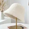Sombrero de pescador cálido de invierno para mujer, popular en línea, sombrero de cubo de felpa que cubre la cara, negro, hace que la cara se vea más pequeña