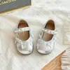 Zapatos de Princesa para Niña con Lazo y Perlas 2026 Primavera/Otoño Nuevos Zapatos Casuales Versátiles de Moda Infantil Boca Baja Zapatos Pequeños de Cuero