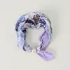 Bufanda Pequeña de Seda Estilo Nuevo con Hebilla Magnética Perezosa y Tacto de Alta Gama, Cadena de Perlas para Clavícula para Mujer, Bufanda Pequeña con Elemento de Carruaje de Lunares Paisley