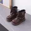 Nuevas Botas de Cuero con Remaches para Niñas Otoño/Invierno 2026 Hebilla Metálica Botas Estilo Martin Botines Cortos para Niños Botas de Moda Tendencia para Niños Medianos y Grandes