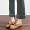 Sapatos Huiliya Plissados de Bico Redondo Estilo Ballet com Aumento de Altura para Mulheres, Sapatos Mary Jane Franceses Doces com Flor de Camélia e Tira Elástica