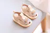 Zapatos de Bebé para Niña de Un Año Estilo Verano Nuevo, Sandalias que Chirrían, Zapatos para Niña Pequeña Princesa de Bebé Suela Suave Cerrados