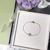 Pulsera de trébol de cuatro hojas mini tallada a CNC versión alta en oro V para mujer, moda de lujo ligero, elegante joyería de mano
