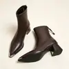 Botas de tornozelo de salto alto com bico fino estilo francês para mulheres, com adornos metálicos, salto grosso e zíper traseiro, perfeitas para outono e inverno, e versáteis para o uso diário.
