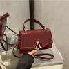 Bolsa de Mão Quadrada Pequena com Textura Fashion de Carta Estilo Francês 2025 Casual Nova Bolsa de Ombro/Axila Feminina Bolsa Transversal