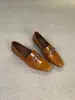 Nuevos Zapatos de Salón de Tacón Bajo de Un Paso con Boca Profunda Zapatos Pequeños de Cuero para Viajes al Trabajo Mocasines Retro Británicos de Punta Cuadrada con Hebilla Metálica para Mujer