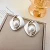 Pendientes de Perla Irregular Cepillada Personalizados y de Moda, Estilo Retro Francés, Pendientes Elegantes con un Toque de Lujo Ligero y de Alta Gama