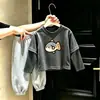 Otoño 2026 Nuevo Estilo Conjunto Casual Holgado de Sudadera Gris para Bebés Niños y Niñas, Raya, Falso Dos Piezas, Manga Corta