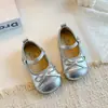 Sapatos de Couro Infantis, Sapatos de Princesa para Meninas, Novo Modelo Outono 2026, Sapatos Individuais para Meninas Pequenas, Sapatos de Performance com Solado Macio para Bebês e Crianças Pequenas