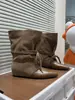 Botas curtas estilo coreano com tiras cruzadas para mulheres, novo produto outono 2026, bico fino salto baixo botas empilhadas, botas marrons da moda trendy