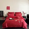 Peixes Koi Trazem Boas Notícias Estilo Romântico de Casamento Conjunto de Quatro Peças de Algodão Puro de Fibra Longa Capa de Edredom Bordada em Vermelho com Palavras Felizes para Dote de Casamento.