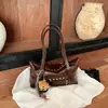 Bolso pequeño popular transfronterizo con remaches para mujer, nuevo bolso cuadrado pequeño de moda versátil 2026 para el hombro, bolso de hombro retro para commuting