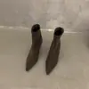Botas de tornozelo de camurça com salto alto fino e bico fino para mulheres, novo estilo outono e inverno 2024, com forro de pelúcia, salto fino, botas de corte justo estilo coreano