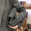 Mocassins Femininos de Bico Quadrado com Salto Interno Entalhado Retrô de 4cm Sapatos Femininos 2025 Outono e Inverno Novo Estilo Britânico Quentes Sapatos de Couro Pequenos