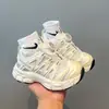 Nuevos estilos de otoño e invierno de zapatillas deportivas para niños: zapatos de malla con botones para niñas, zapatos cálidos con forro de felpa para niños y "zapatos de papá" suaves y antideslizantes.