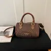 2026 Nova Bolsa Boston com Estampa de Leopardo Feminina Retrô de Alta Qualidade Pequena de Nicho Portátil de Ombro Transversal Versátil