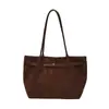 Nova coleção de outono: bolsa tote moderna e espaçosa para mulheres, uma bolsa de ombro estilosa feita de camurça, uma bolsa de trabalho leve e chique