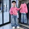 Terno Masculino Primavera e Outono Novidades 2026 Casual para Crianças Pequenas e Médias Conjunto de Duas Peças Rosa Moletom Falso e Jeans