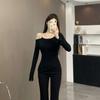 Camiseta de manga comprida Pure Desire Style com ombros inclinados, início do outono de 2024, nova camiseta slim fit Spice Girls Slimming Niche Design Sense Top Ins para mulheres