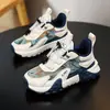Sapatos Infantis para Meninos Primavera 2026 Novos Leves Esportivos Estilo Pai para Meninos Grandes Sola Macia Antiderrapante Tênis de Corrida