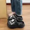 Zapatos de dibujos animados perforados para mujer, nuevo estilo de verano 2025, con suela gruesa, antideslizantes, de doble uso, versátiles, sandalias lindas de punta cerrada